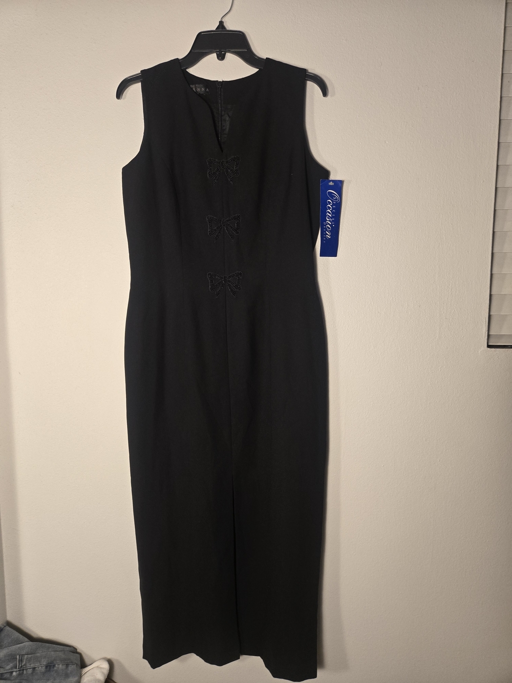 Classic Black Sleeveless Midi Dress with Bow Accents